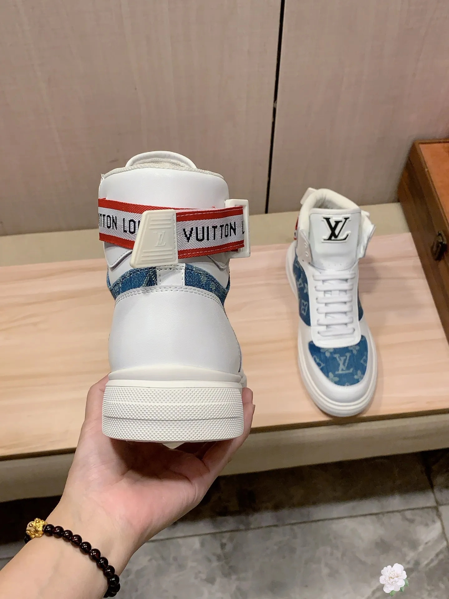 High-top men's shoes 💰442💰💰🎩🎩[Lightning][Lightning] "LV*" latest • popular casual shoes, top brand [seduce] luxury~purchase, top~quality. [Strong] The upper is made of imported breathable cowhide with fabric material ➕ Breathable sheepskin feet (•) and fine workmanship. The original stylish and stylish soft rubber wear-resistant and non-slip outsole is light and comfortable on the feet. The real thing looks better when taken in real life. 111: code: 38-44, 2️⃣ colors selected